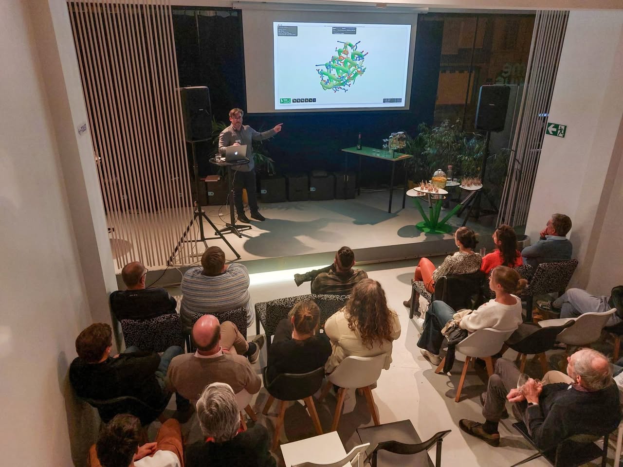 Zaal Arena met theateropstelling en podium (tot 80p)